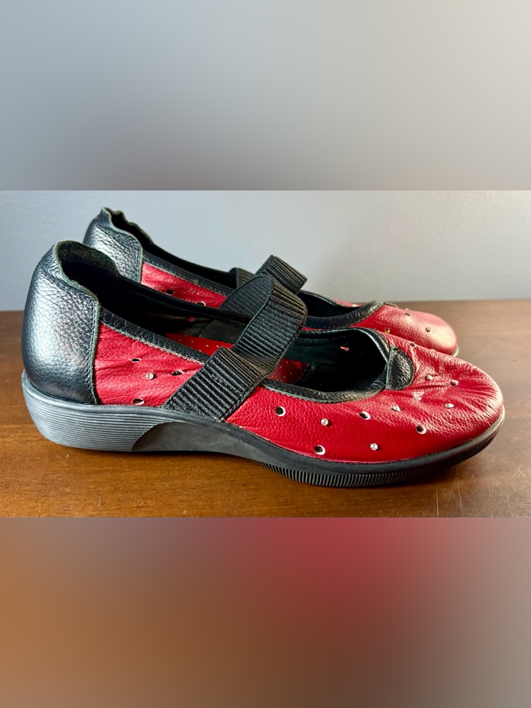 Gravity Defyer Red & Black Leather Mary Jane Comfort Flats - Size 7.5